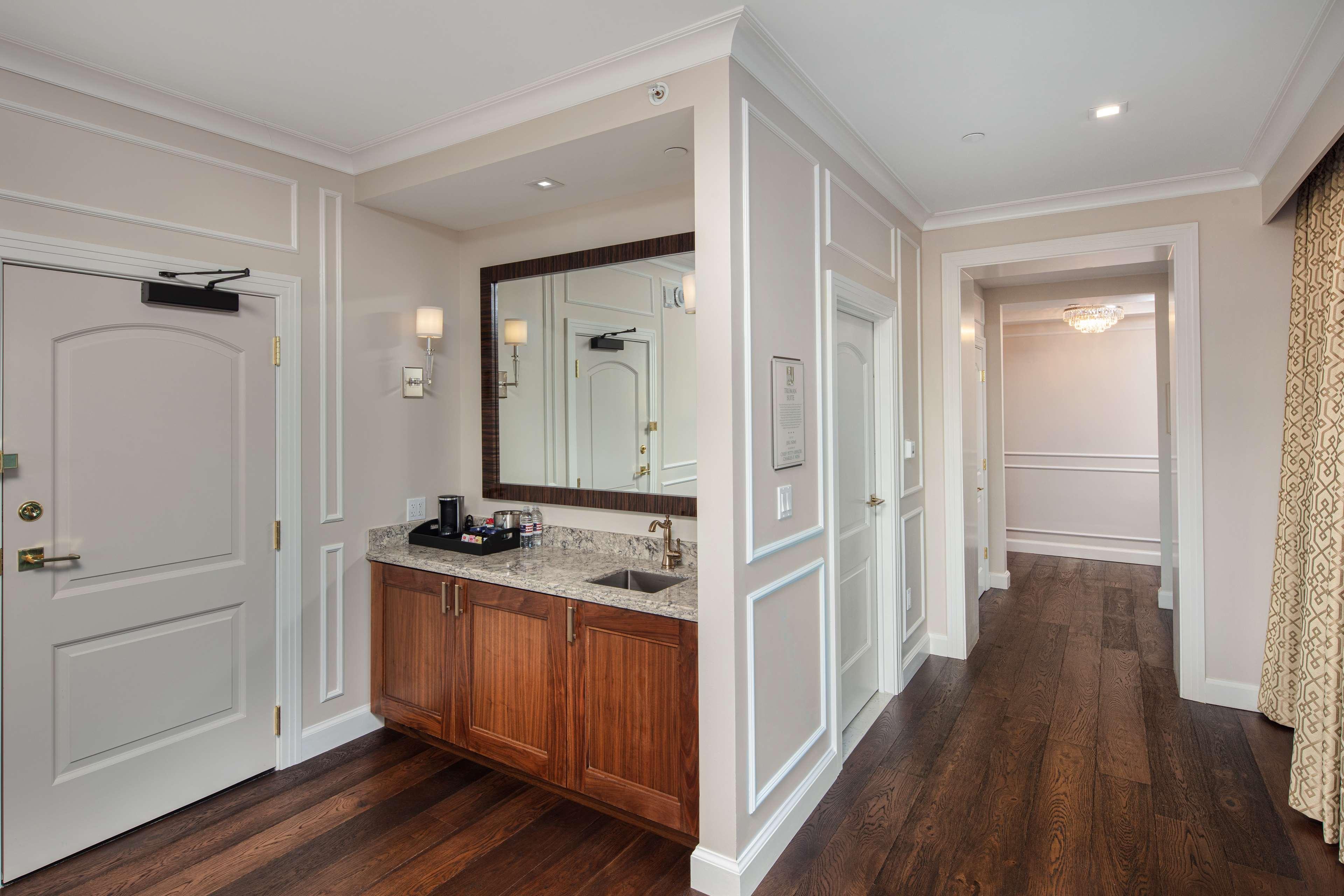 The Higgins Hotel New Orleans, Curio Collection By Hilton Nova Orleães Exterior foto